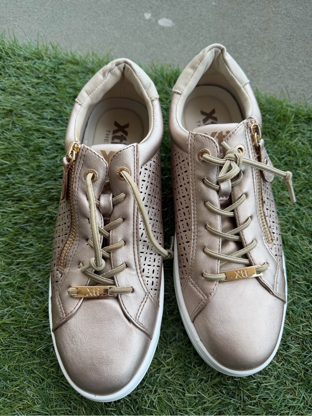 Women's Metallic Rose Gold Zip-Detail Casual Sneakers